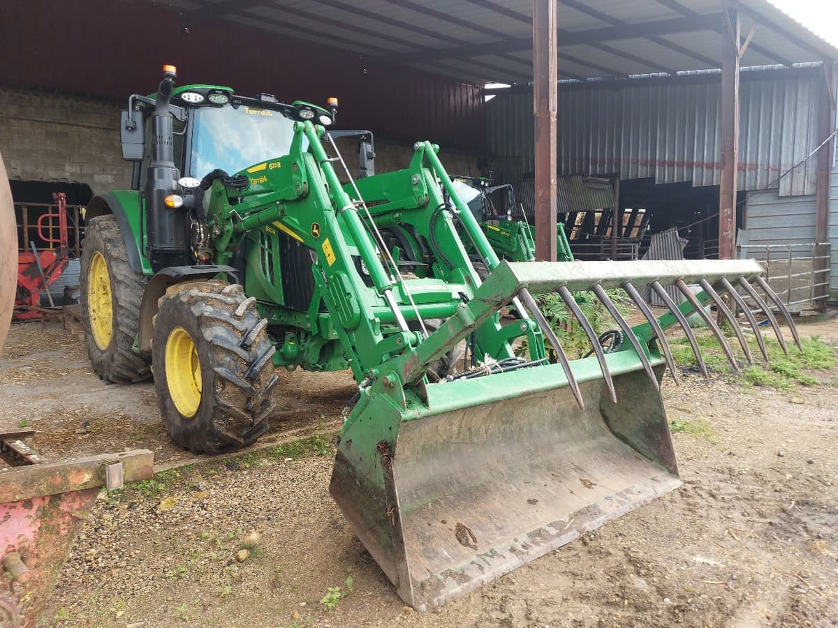 Tracteur chargeur JOHN DEERE 6120M - photo principale