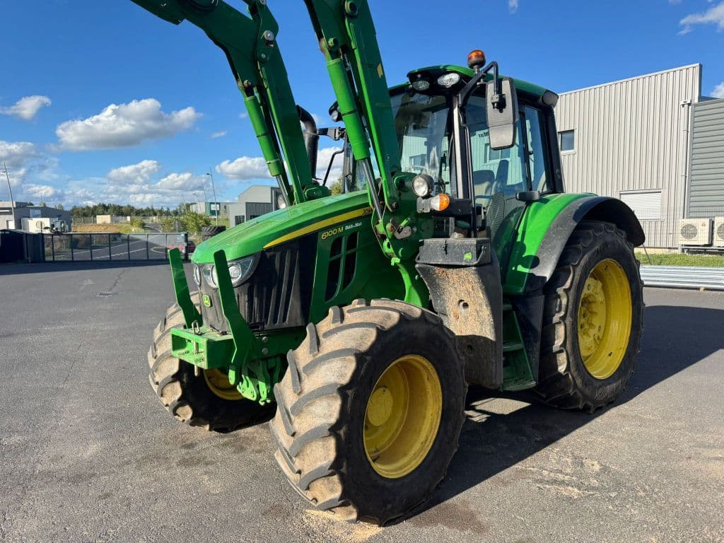 Tracteur chargeur JOHN DEERE 6100M - photo principale