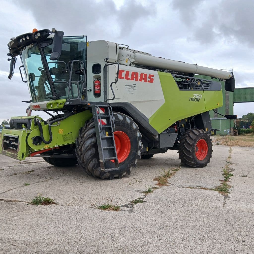 Moissonneuse CLAAS Trion 750 - photo principale