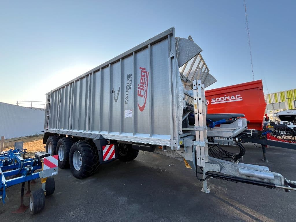 Benne FLIEGL GIGANT ASW 391 TAURUS FOX Tridem - photo principale