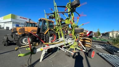 Faneuse CLAAS VOLTO 900 T - photo 2