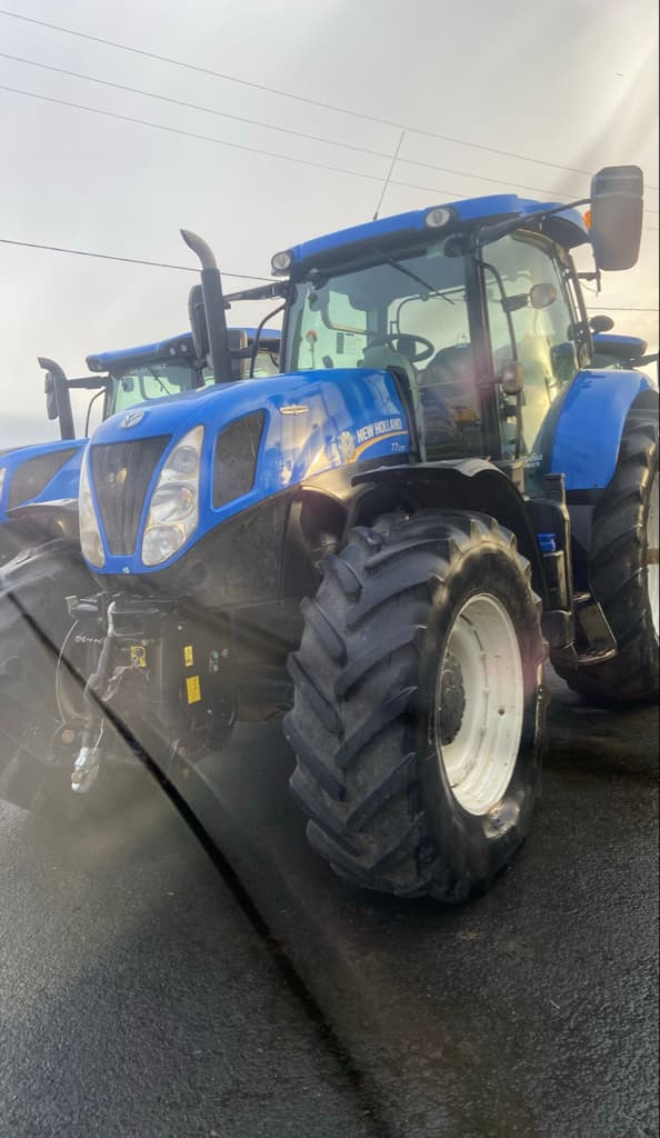 Tracteur NEW HOLLAND T7.235 AC - photo principale