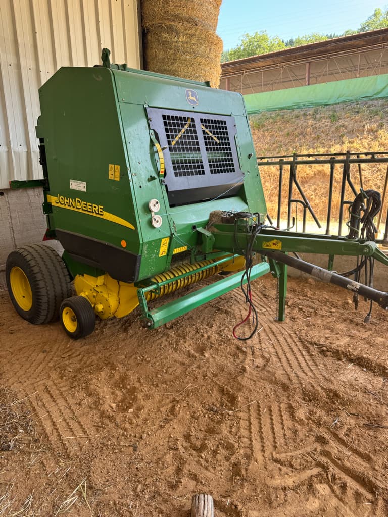Presse balles rondes JOHN DEERE 572 - photo principale