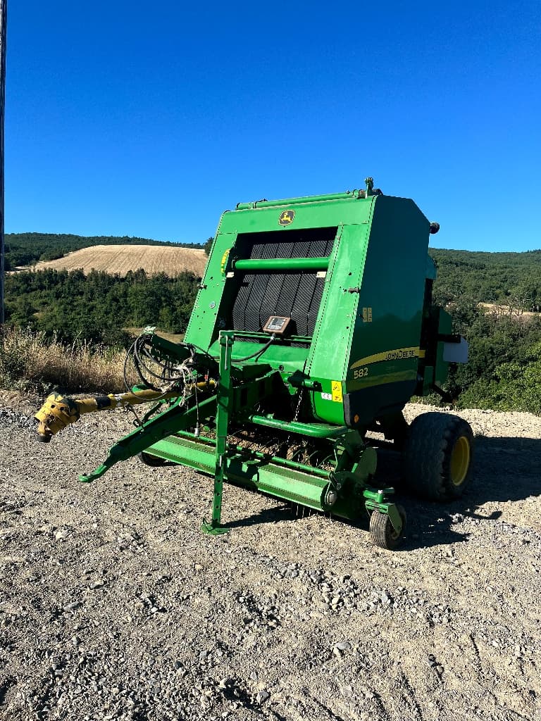 Presse balles rondes JOHN DEERE 582 - photo principale