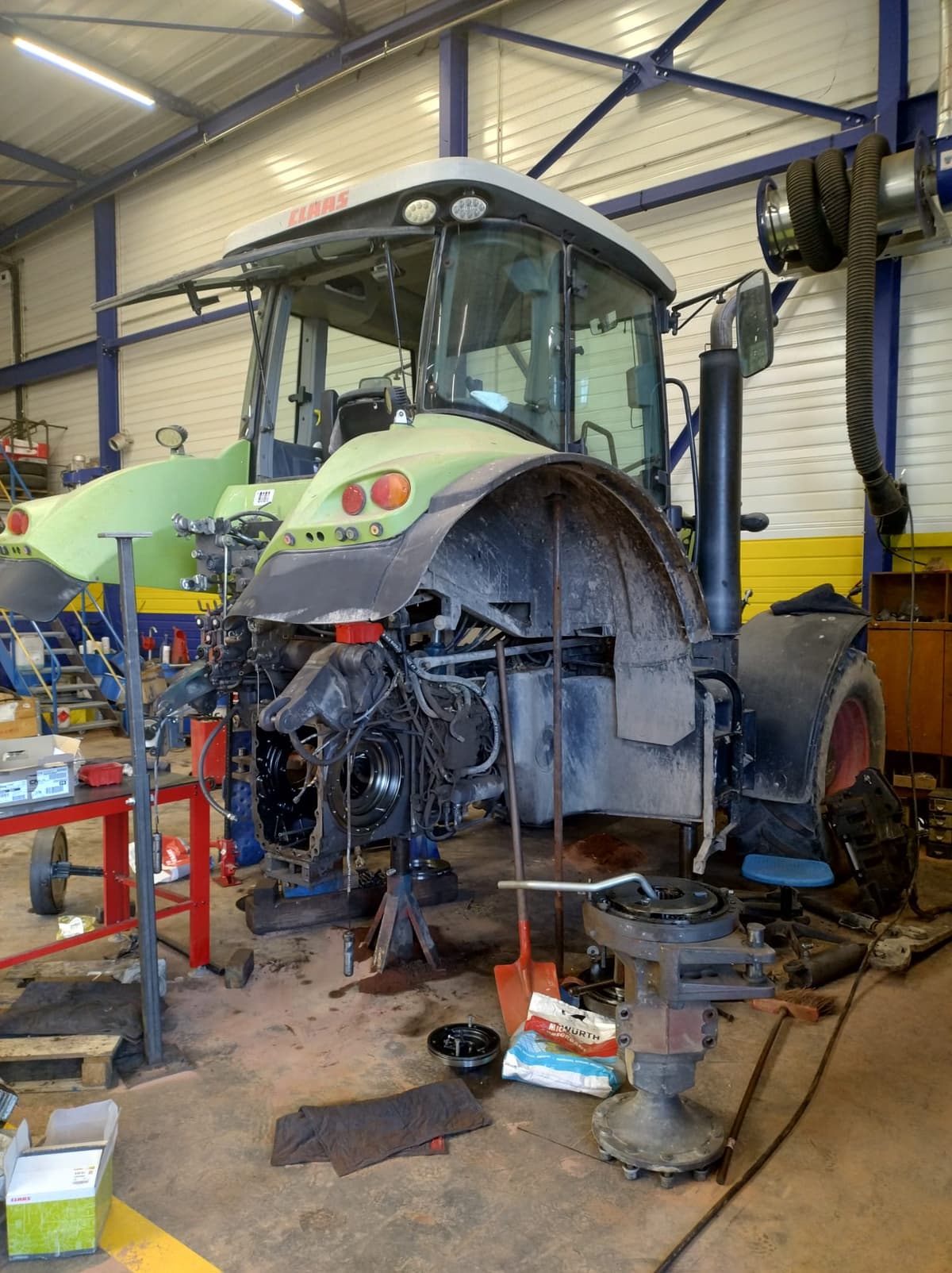 Tracteur CLAAS AXION 840 - photo principale