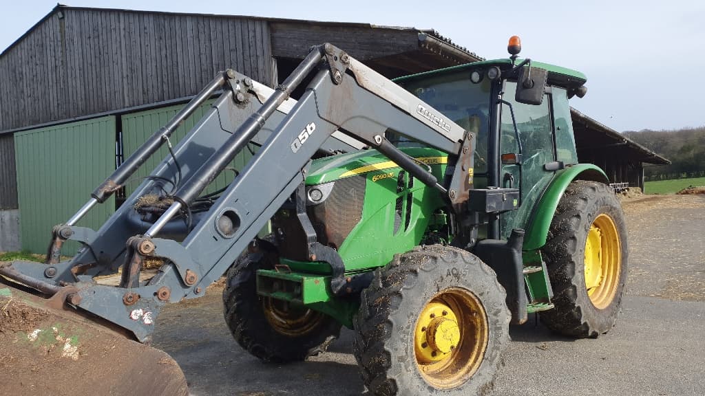 Tracteur chargeur JOHN DEERE 6090 MC - photo principale