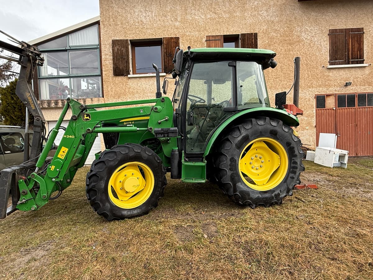 Tracteur chargeur JOHN DEERE 5075E - photo principale