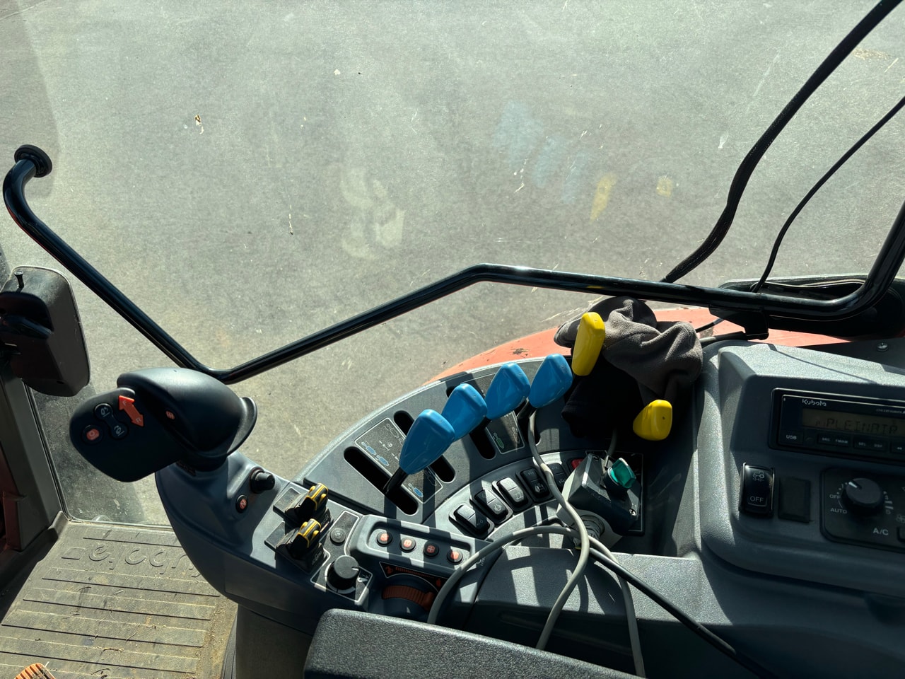 Tracteur KUBOTA M7153 accèss - photo slide 8