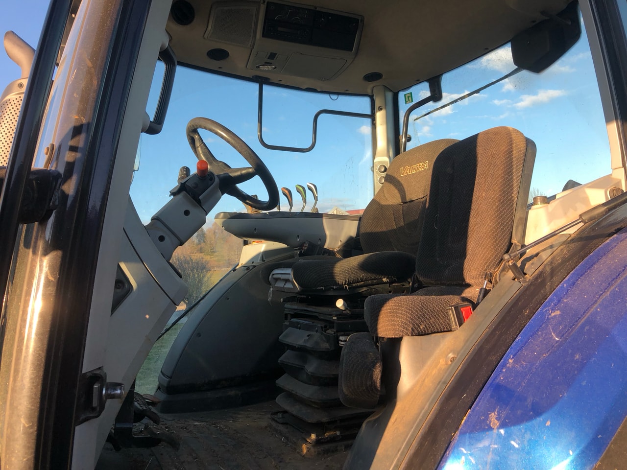 Tracteur chargeur VALTRA N 104 - photo slide 6
