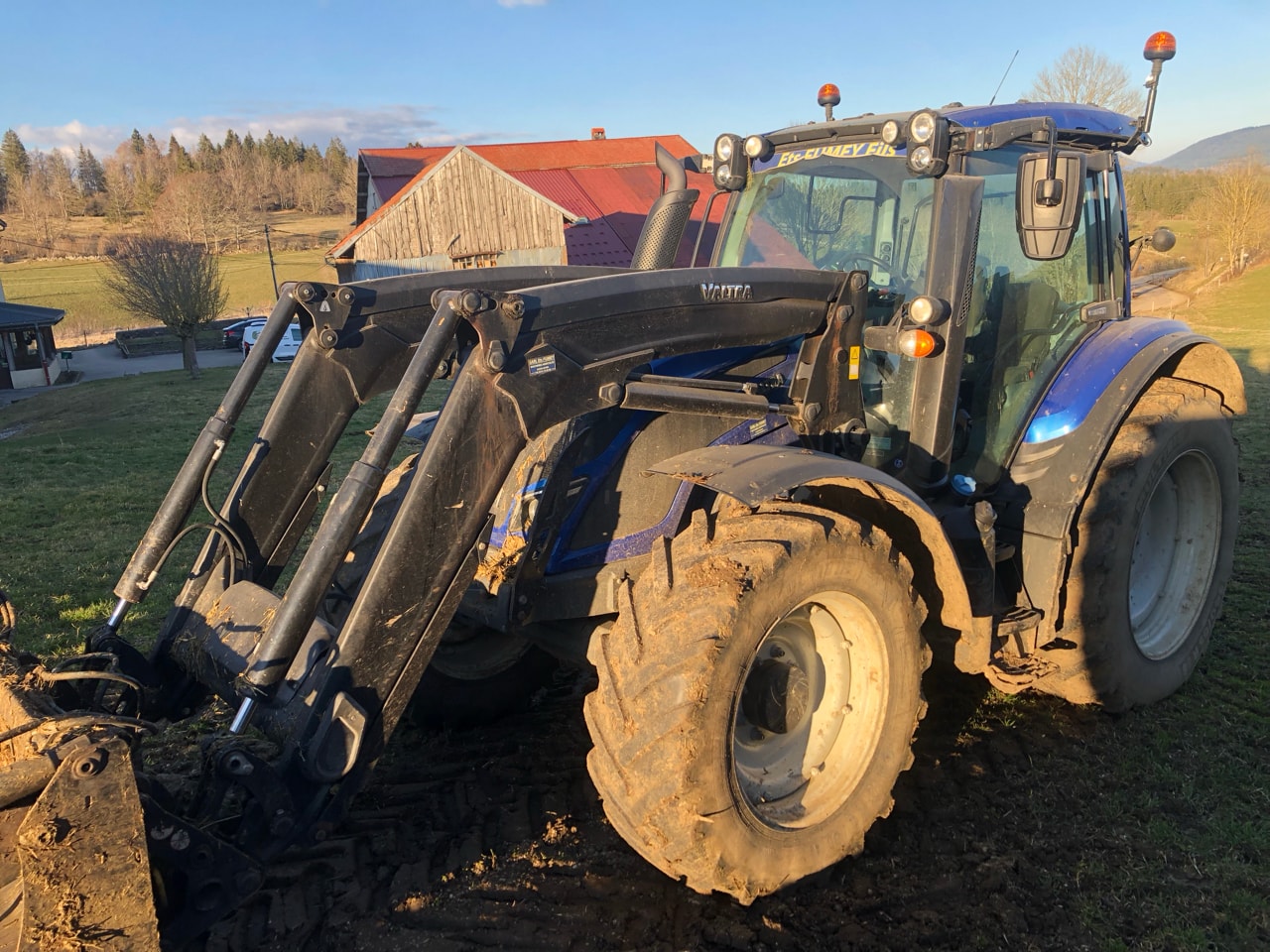 Tracteur chargeur VALTRA N 104 - photo slide 1