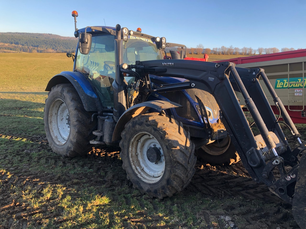 Tracteur chargeur VALTRA N 104 - photo slide 2