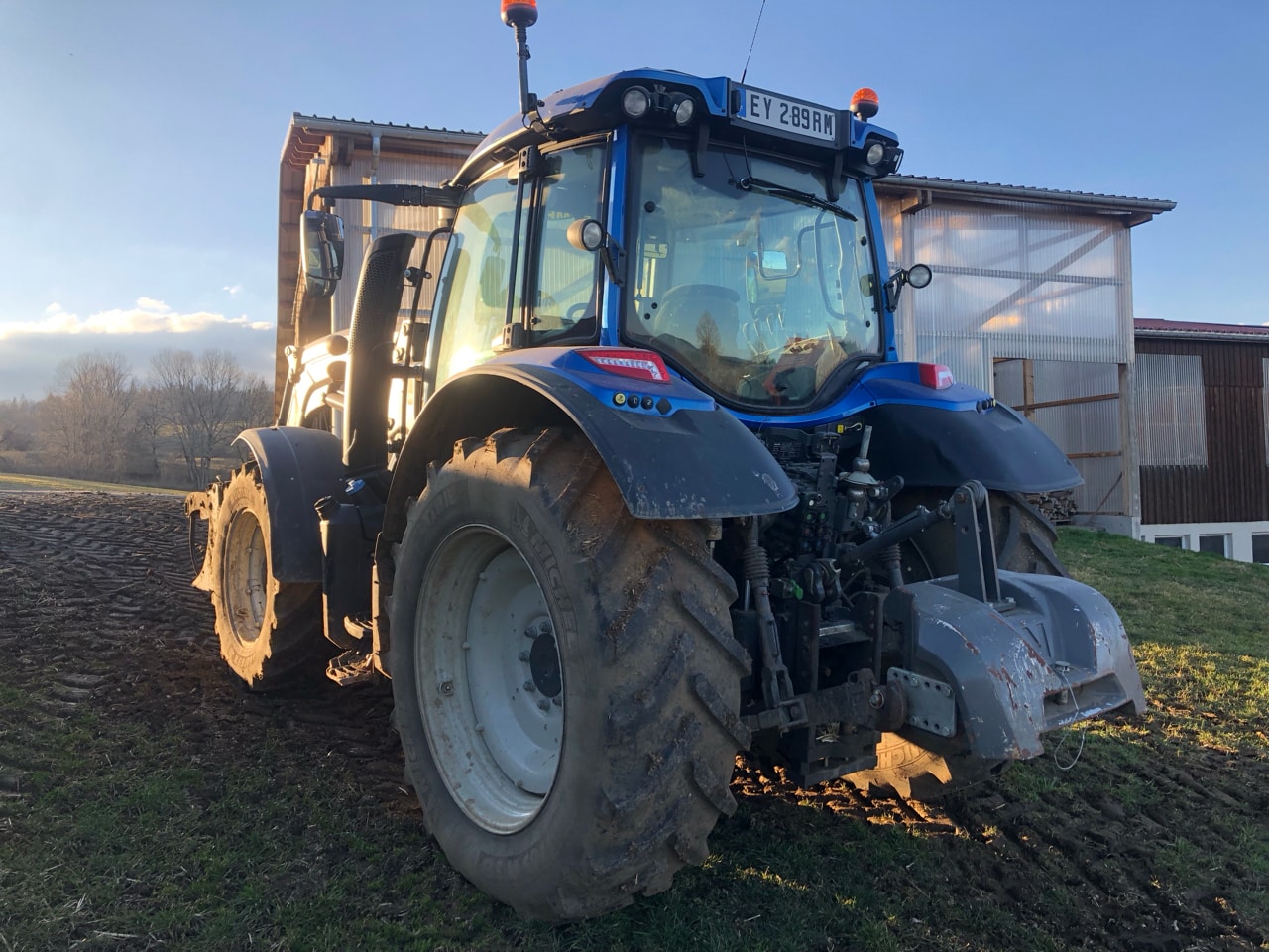Tracteur chargeur VALTRA N 104 - photo slide 3