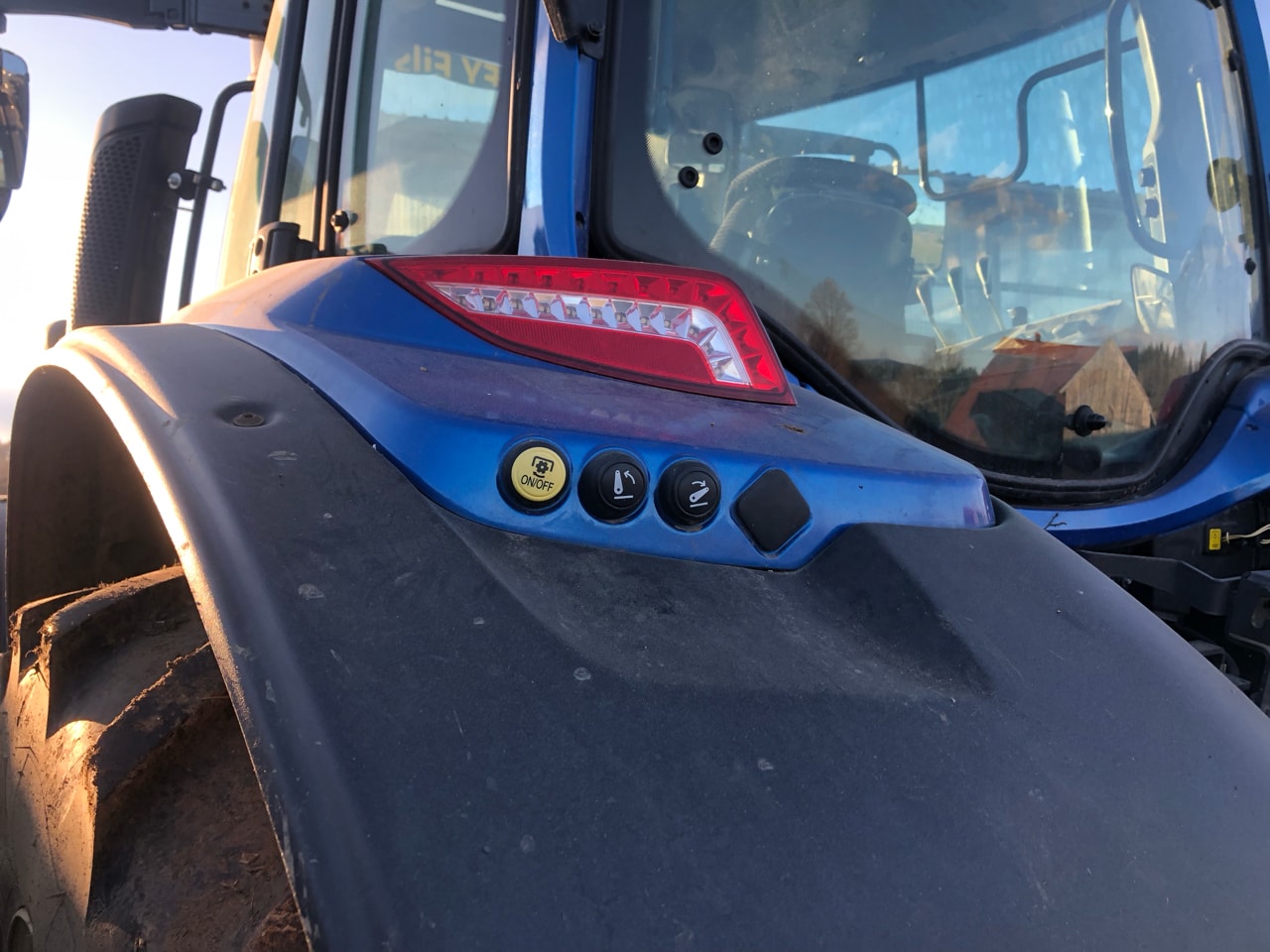 Tracteur chargeur VALTRA N 104 - photo slide 8