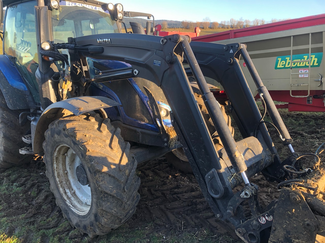 Tracteur chargeur VALTRA N 104 - photo slide 4