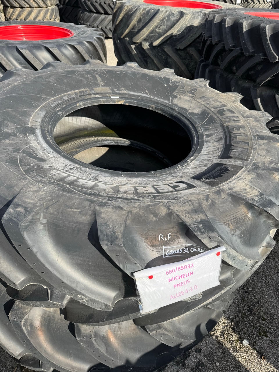 Pneumatique MICHELIN 680/85R32 - photo slide 3