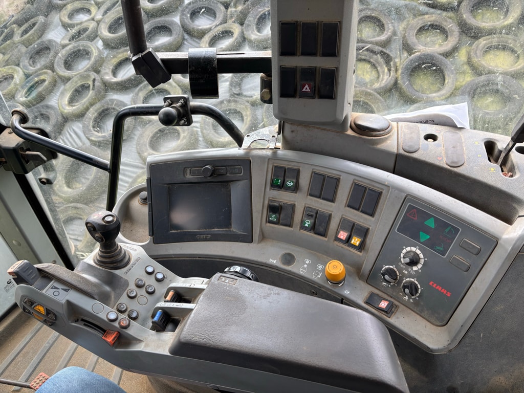 Tracteur CLAAS AXION 820 - photo slide 5
