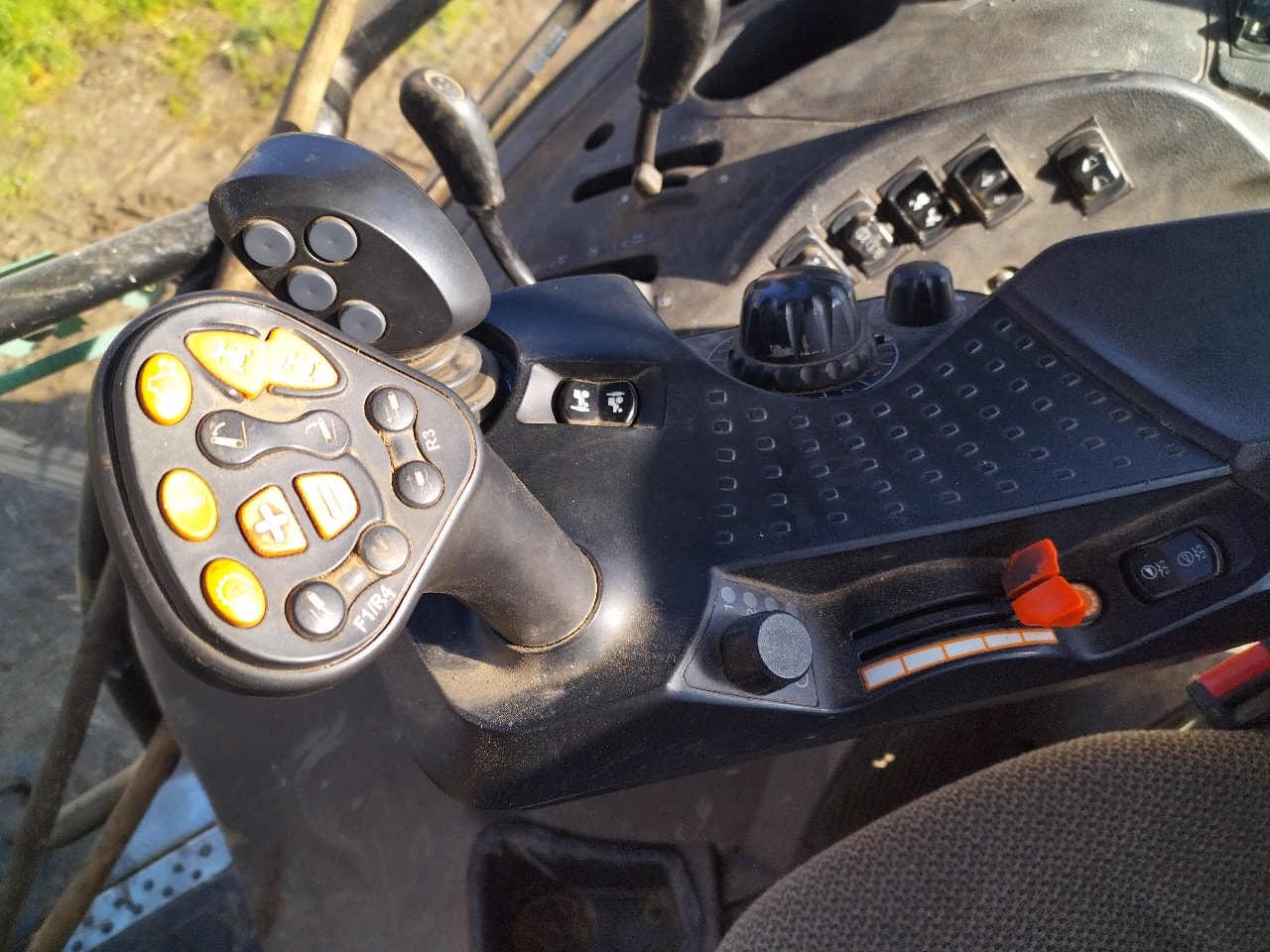 Tracteur chargeur CASE IH LUXXUM 110 - photo slide 14