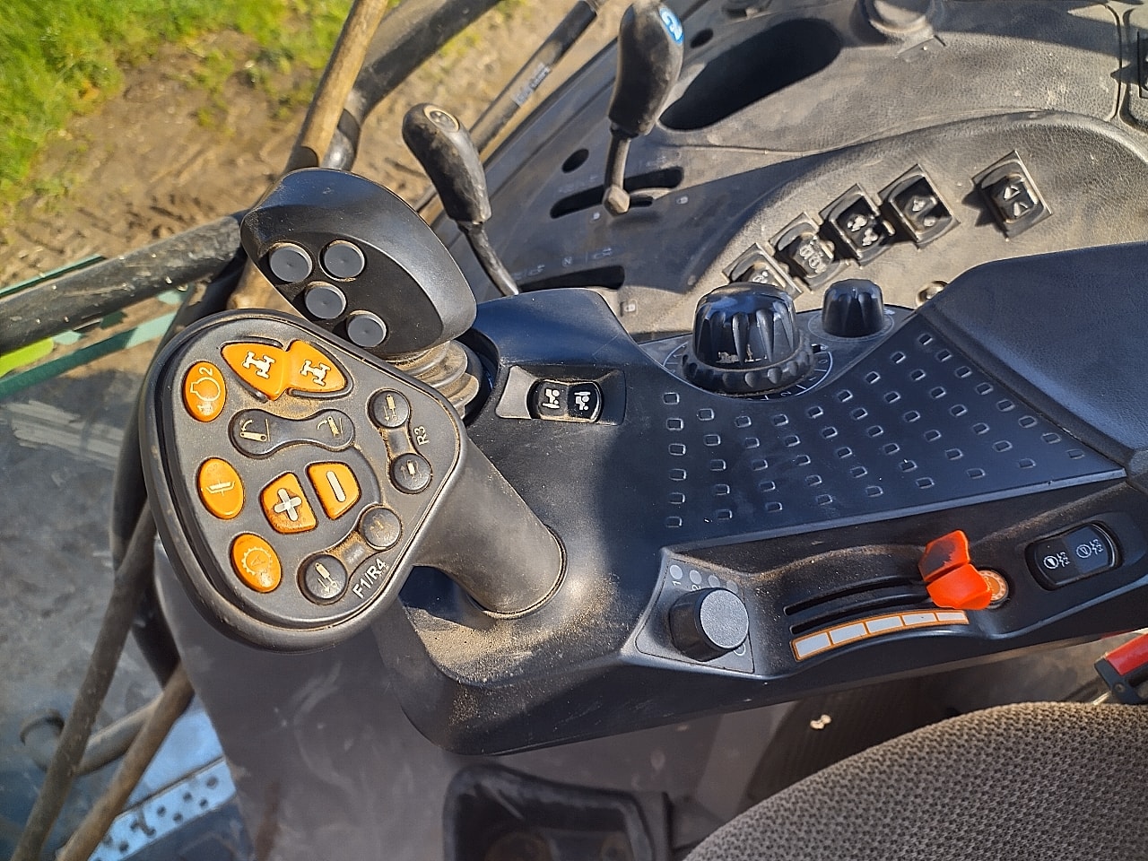 Tracteur chargeur CASE IH LUXXUM 110 - photo slide 5