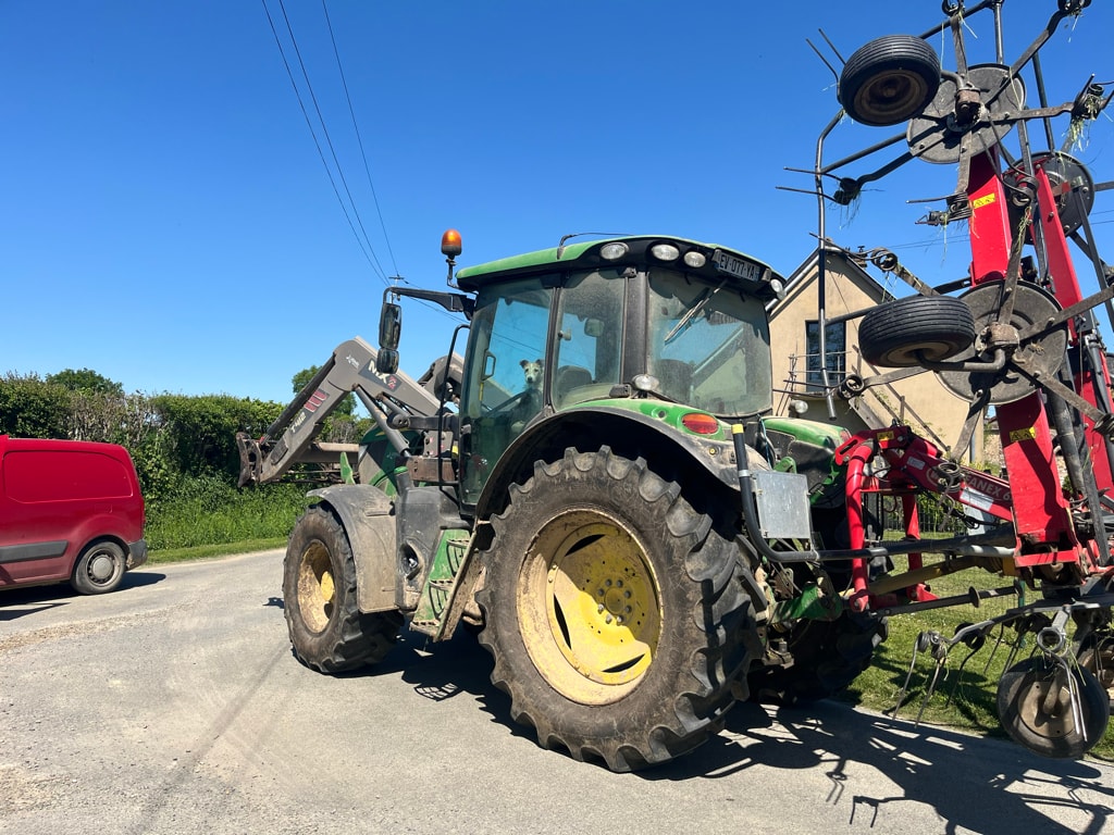 Tracteur chargeur JOHN DEERE 6110R - photo slide 12