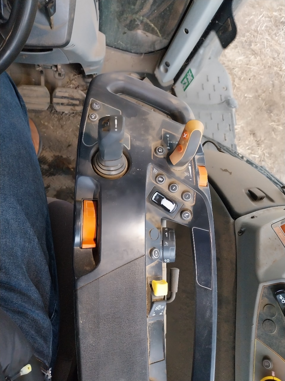 Tracteur chargeur VALTRA N175 Hitech - photo slide 2