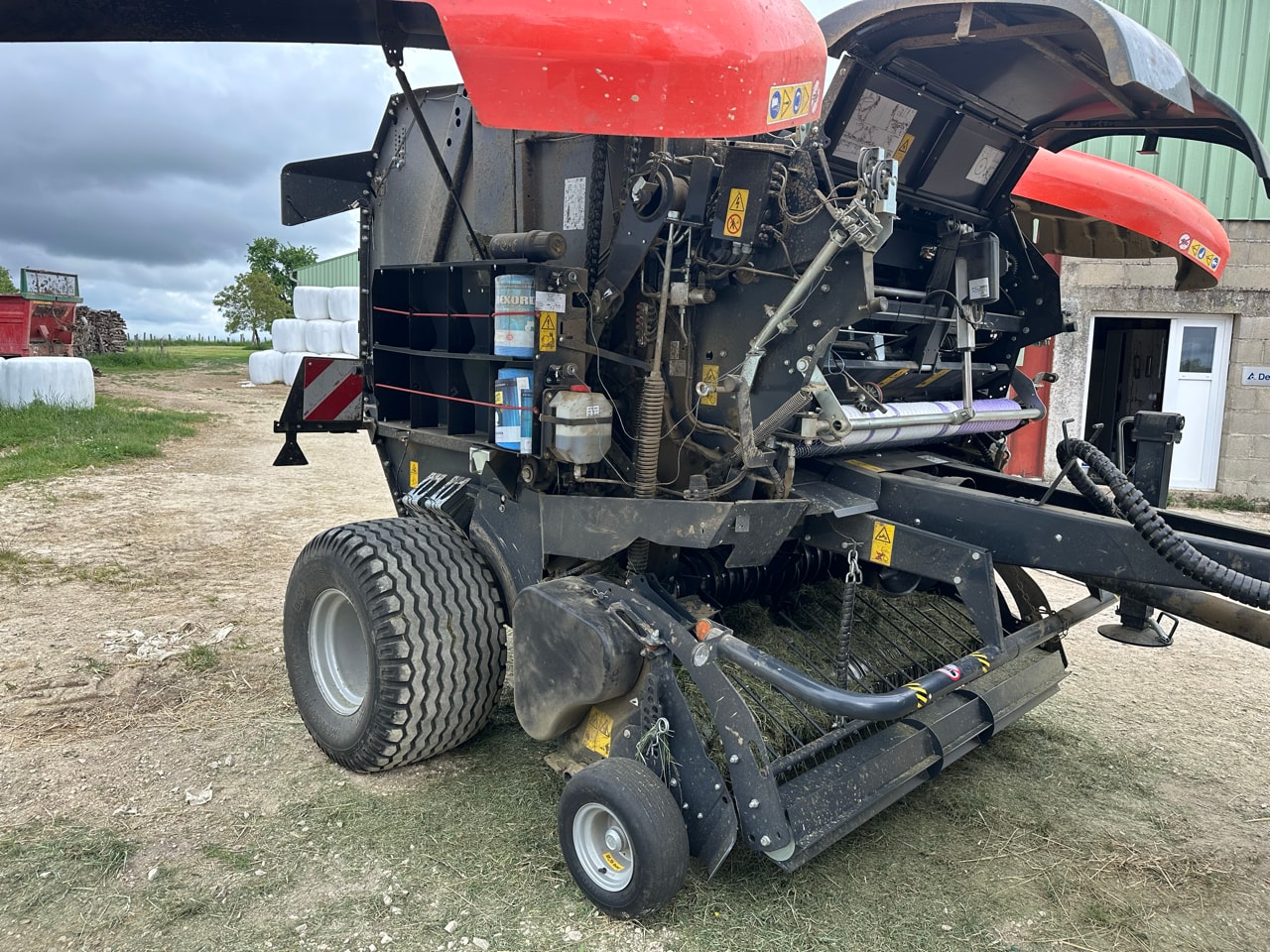 Presse balles rondes KUBOTA Bv 4180 plus - photo slide 3