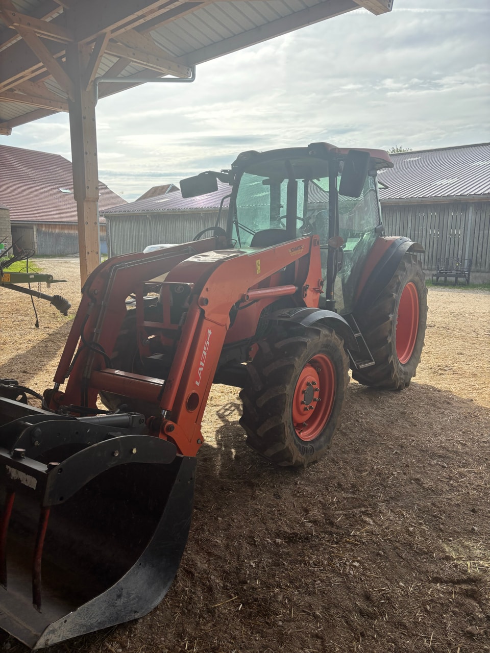 Tracteur chargeur KUBOTA M 8560 DTHQ - photo slide 2