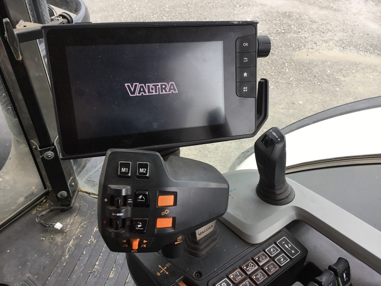 Tracteur VALTRA S324 - photo slide 9