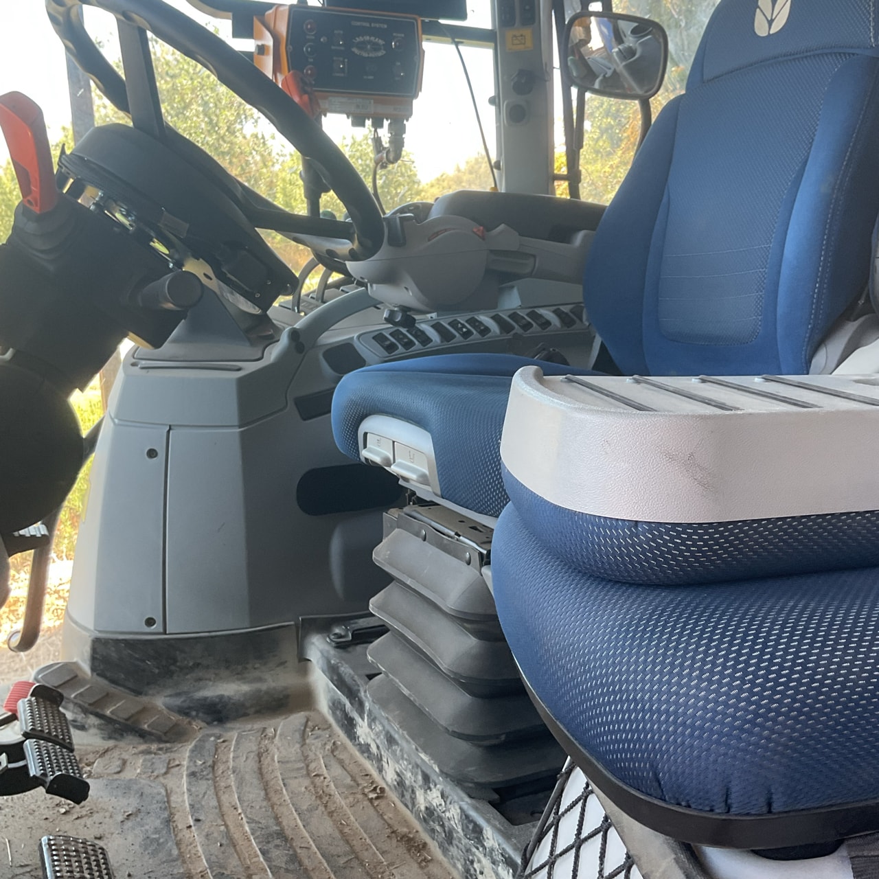 Tracteur NEW HOLLAND T7.230 - photo slide 16