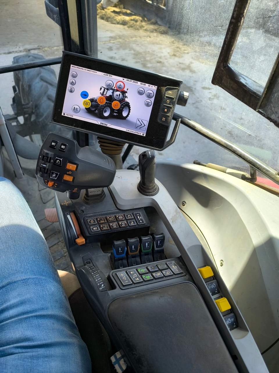 Tracteur VALTRA G135 - photo slide 3