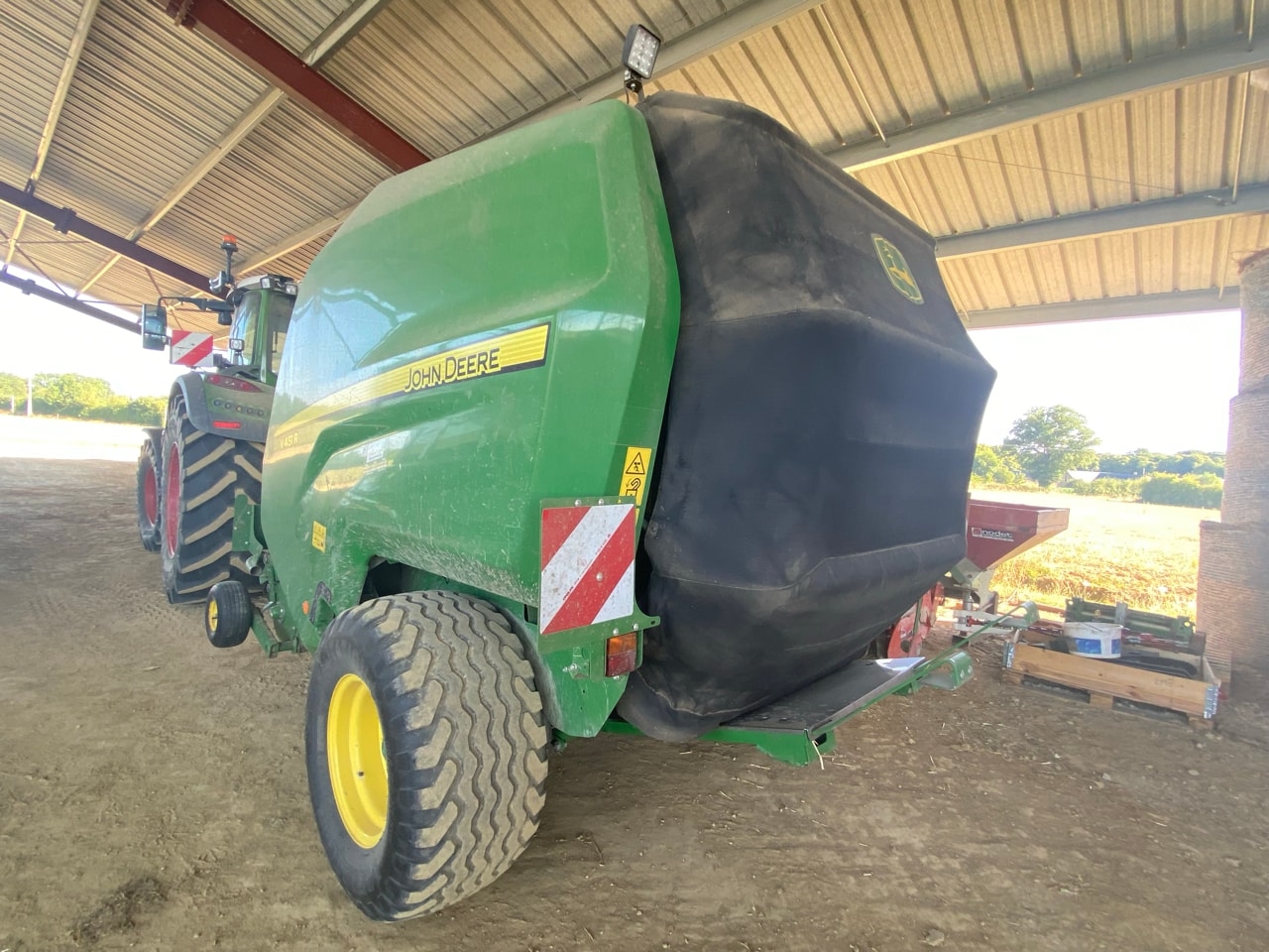 Presse balles rondes JOHN DEERE V451R - photo slide 15