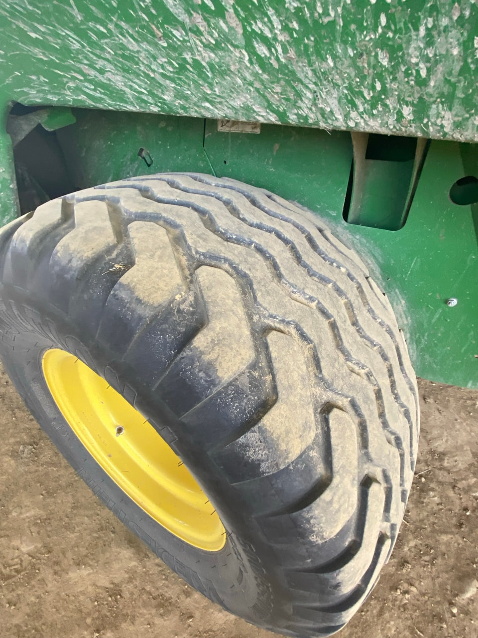 Presse balles rondes JOHN DEERE V451R - photo slide 16