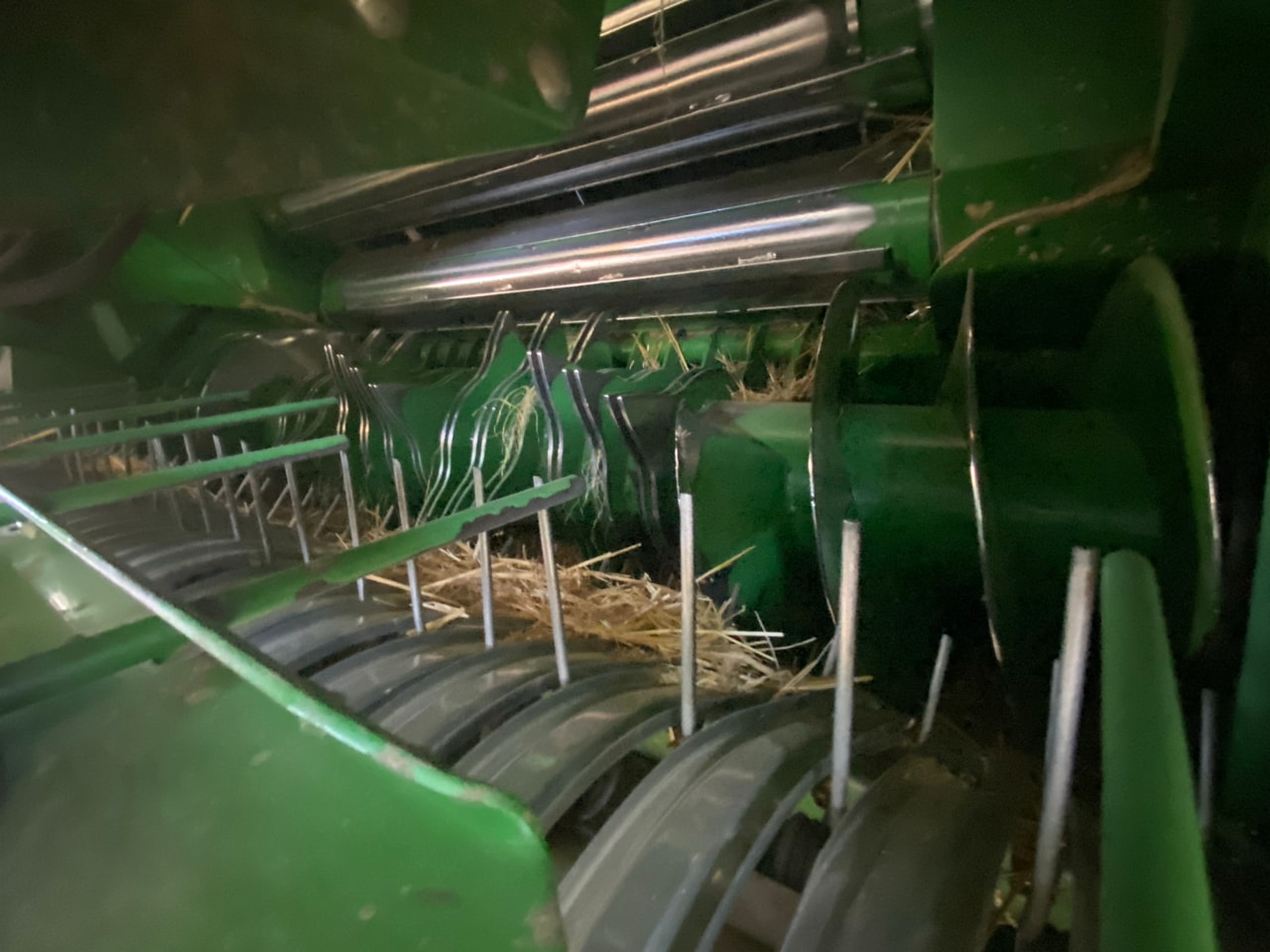 Presse balles rondes JOHN DEERE V451R - photo slide 18