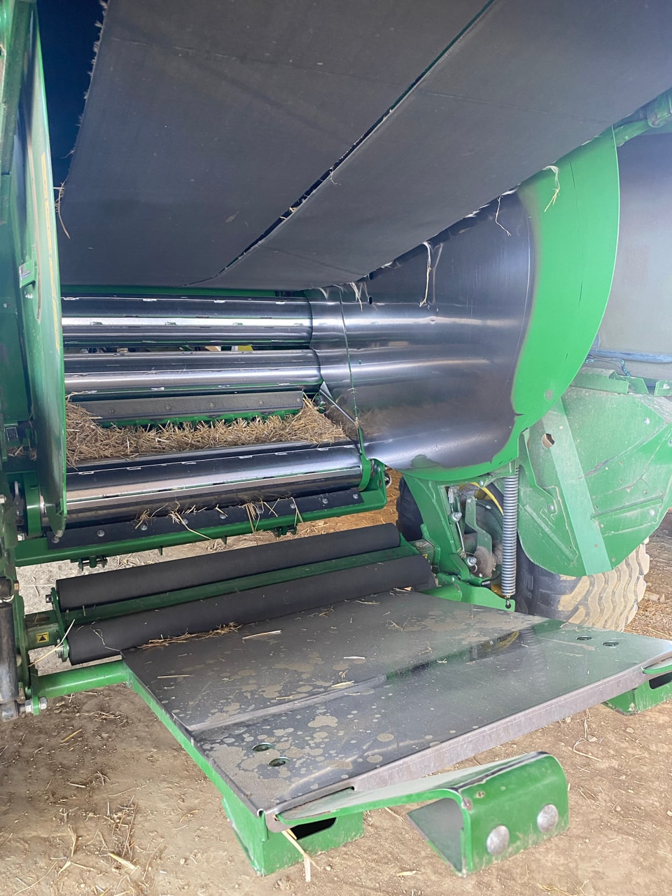 Presse balles rondes JOHN DEERE V451R - photo slide 5