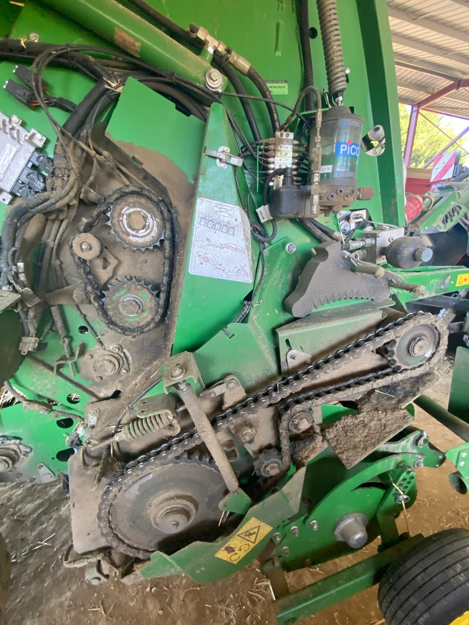 Presse balles rondes JOHN DEERE V451R - photo slide 9