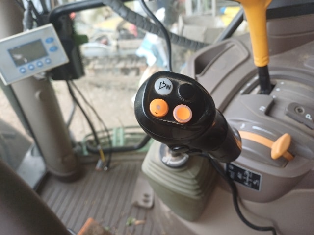 Tracteur chargeur JOHN DEERE 6105R - photo slide 18