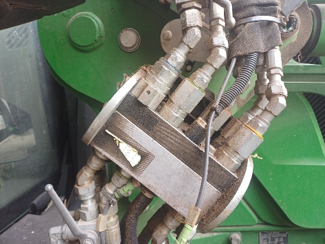 Tracteur chargeur JOHN DEERE 6105R - photo slide 17
