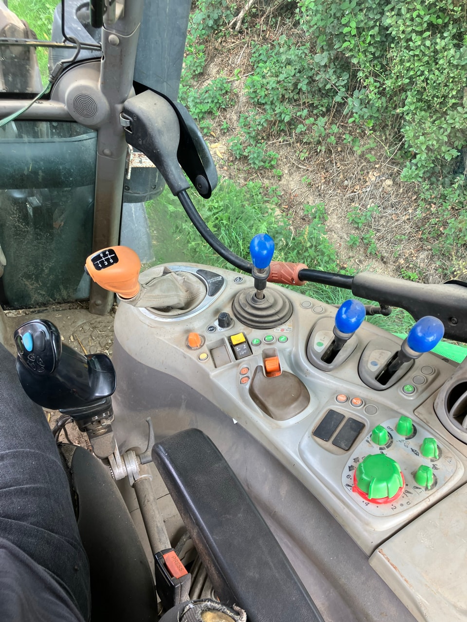 Tracteur chargeur DEUTZ FAHR 6120 - photo slide 12