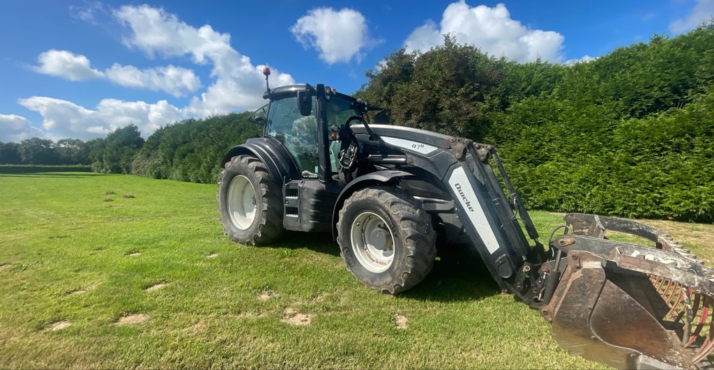 Tracteur chargeur VALTRA T154 - photo slide 1