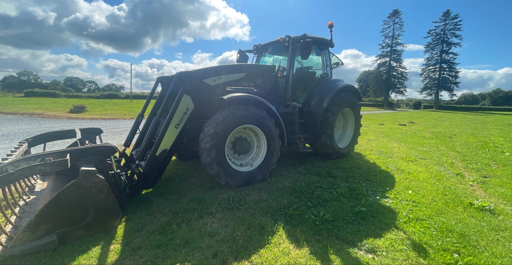 Tracteur chargeur VALTRA T154 - photo slide 6
