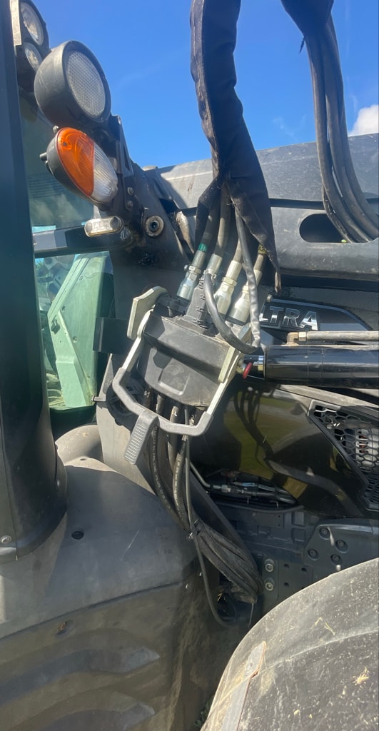 Tracteur chargeur VALTRA T154 - photo slide 8