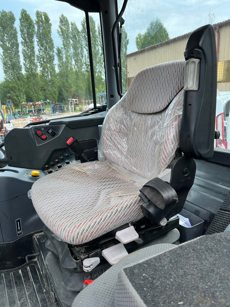 Tracteur KUBOTA MGX135 - photo slide 10