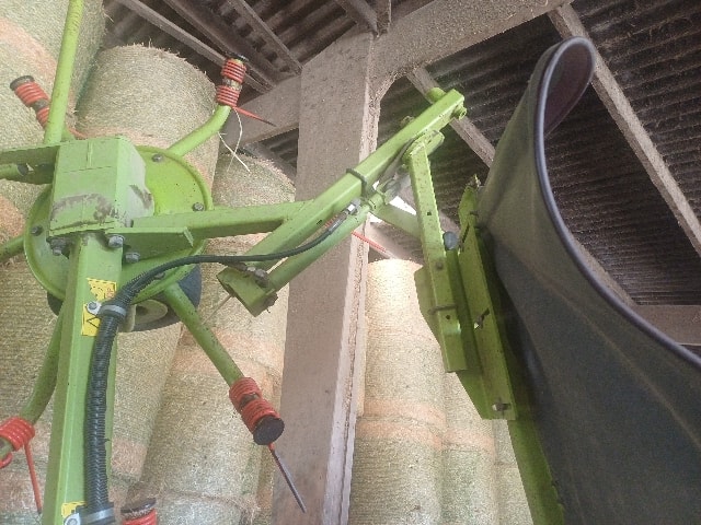 Faneuse CLAAS Volto 670  - photo slide 6