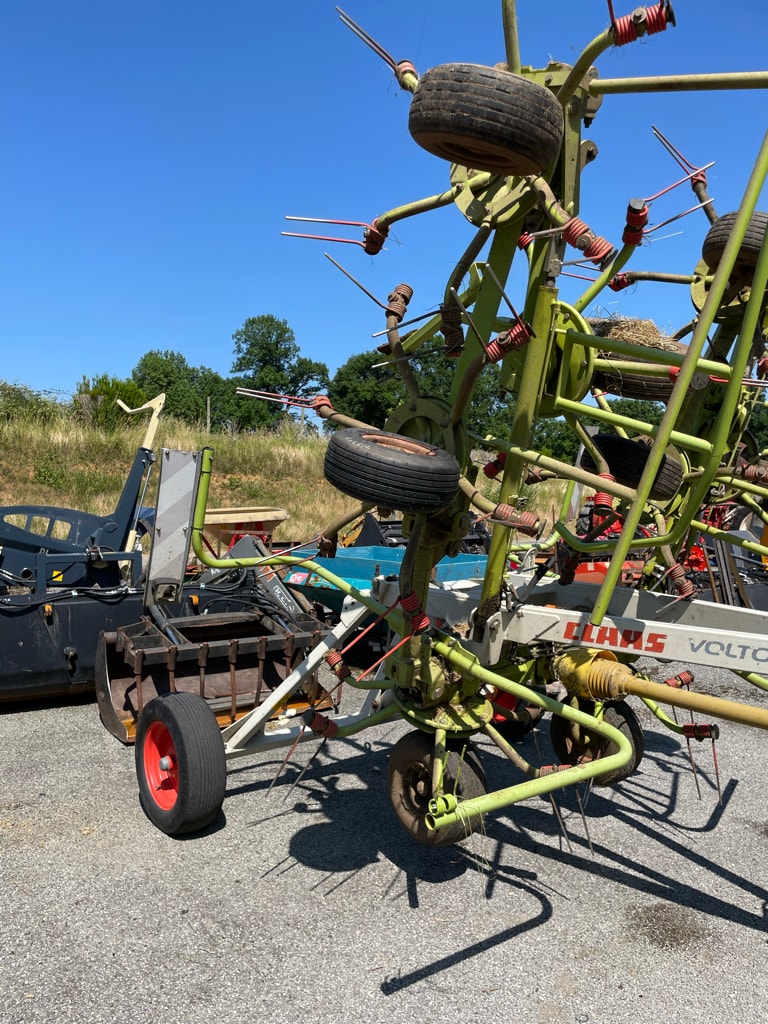 Faneuse CLAAS Volto 870T - photo slide 1