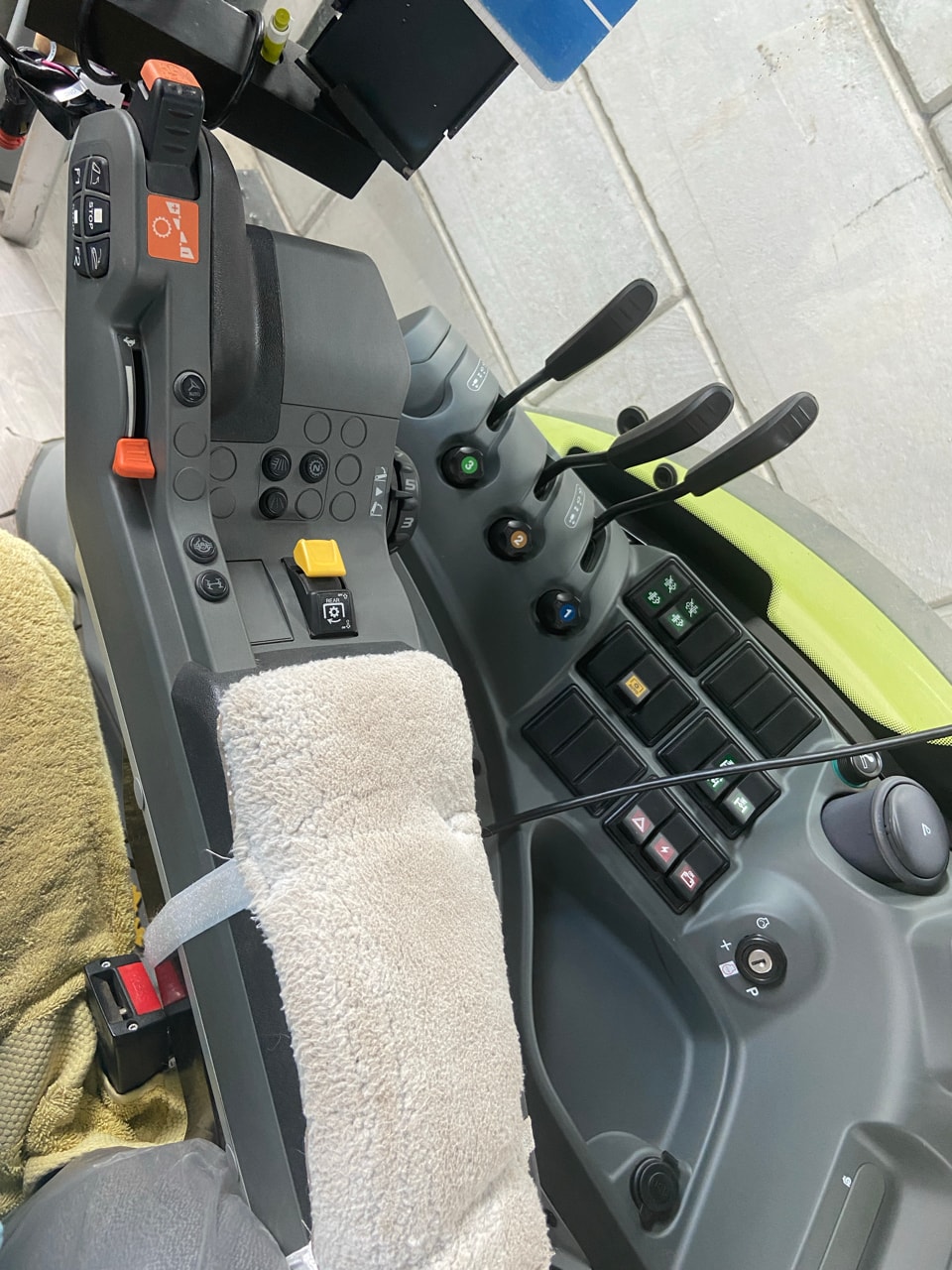 Tracteur CLAAS ARION 530 - photo slide 3
