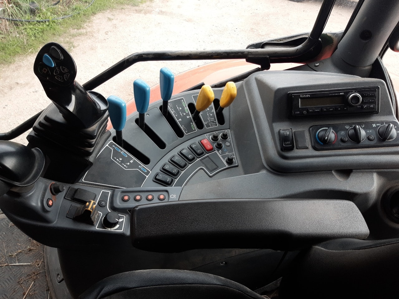 Tracteur chargeur KUBOTA M7-133 - photo slide 8