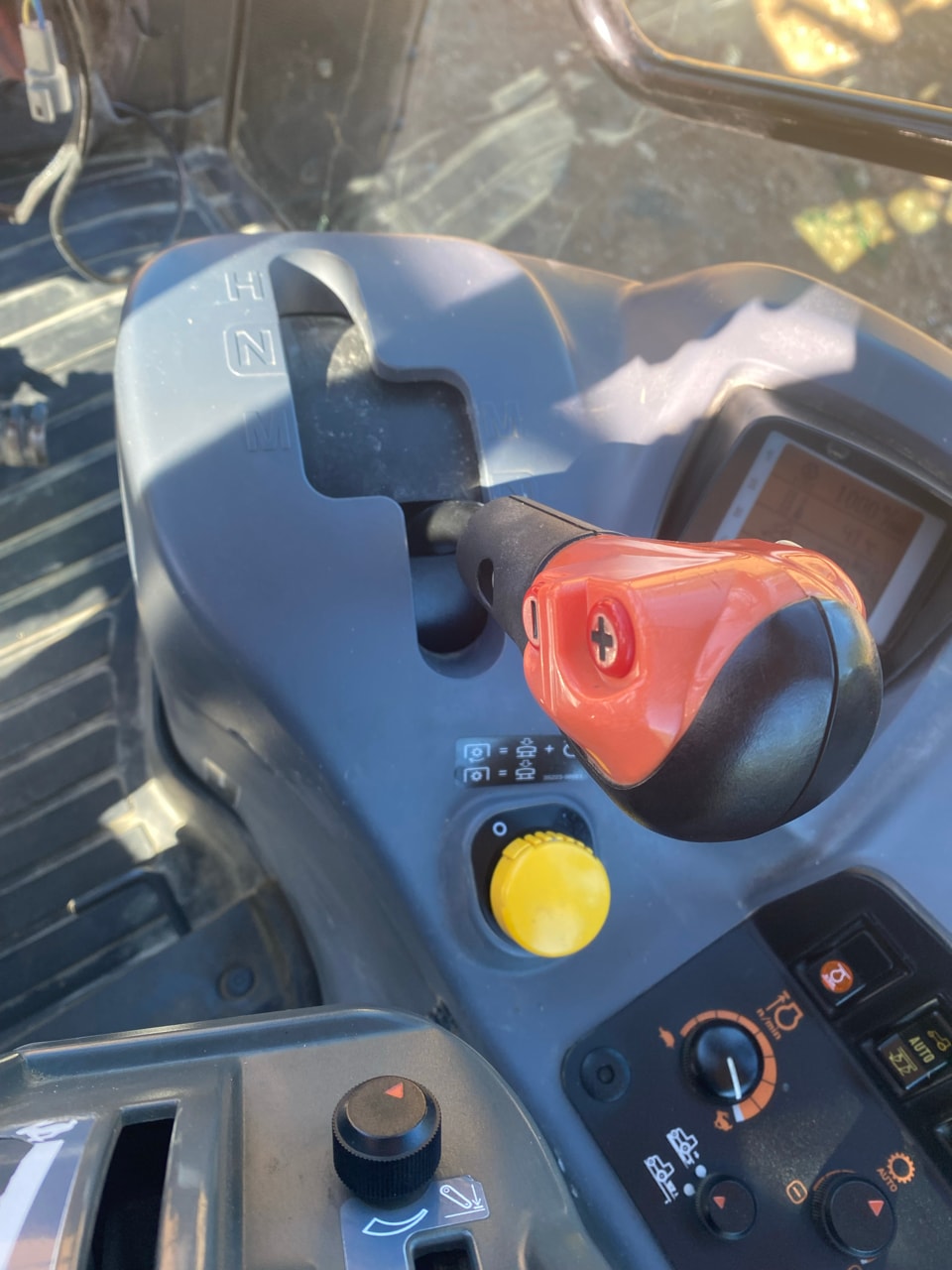 Tracteur KUBOTA M135GX-IV - photo slide 18