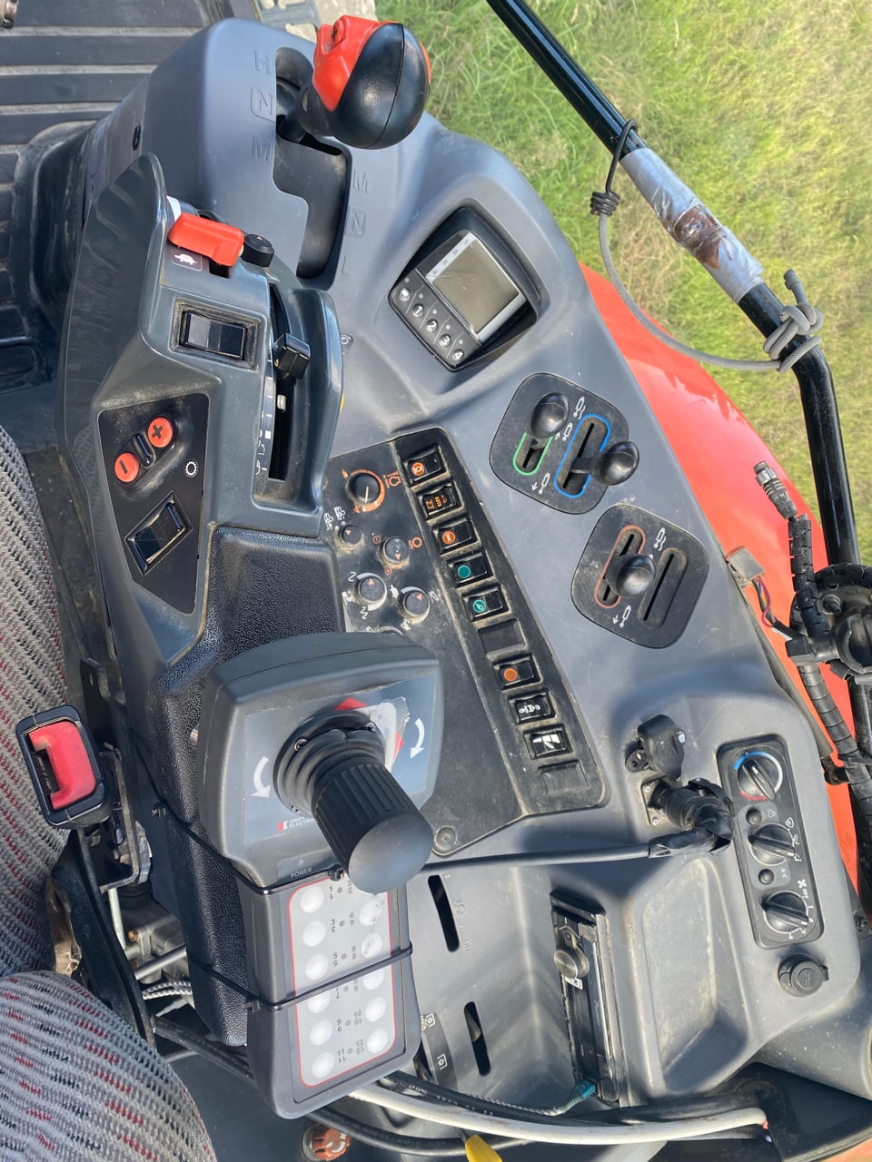 Tracteur KUBOTA M135GX-IV - photo slide 17