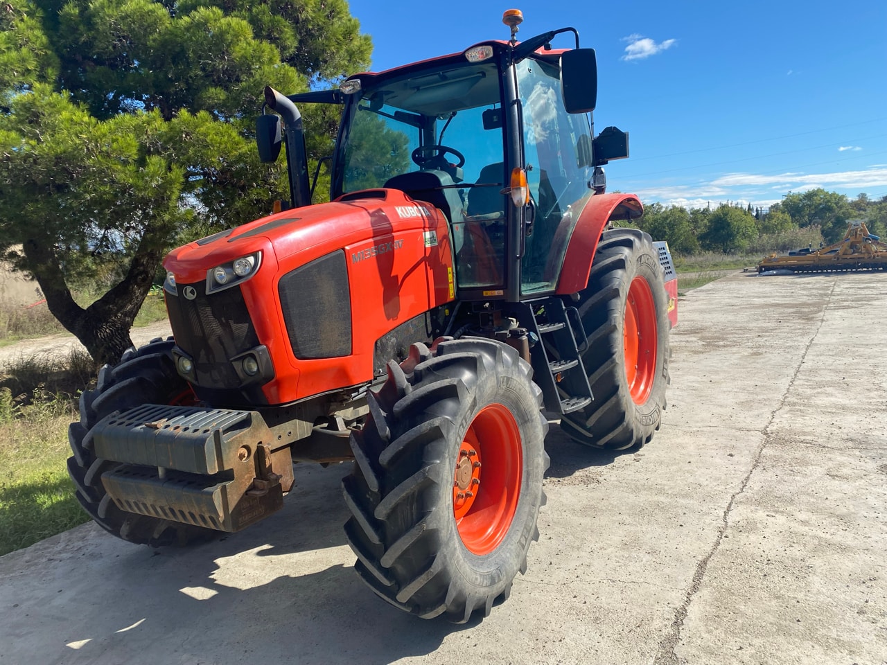 Tracteur KUBOTA M135GX-IV - photo slide 1