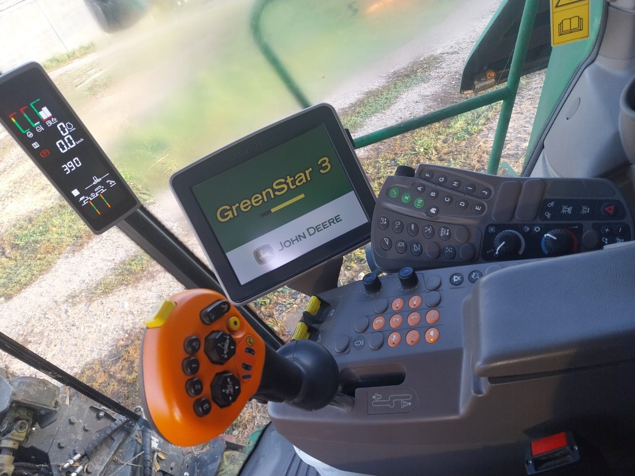 Moissonneuse JOHN DEERE T 550 I - photo slide 6