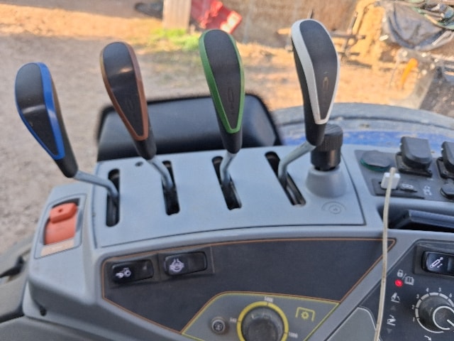 Tracteur chargeur VALTRA N175A - photo slide 13